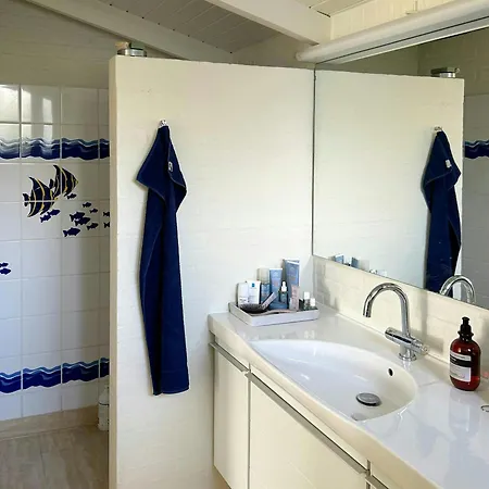 בית נופש With Soul A Few Steps From The Water